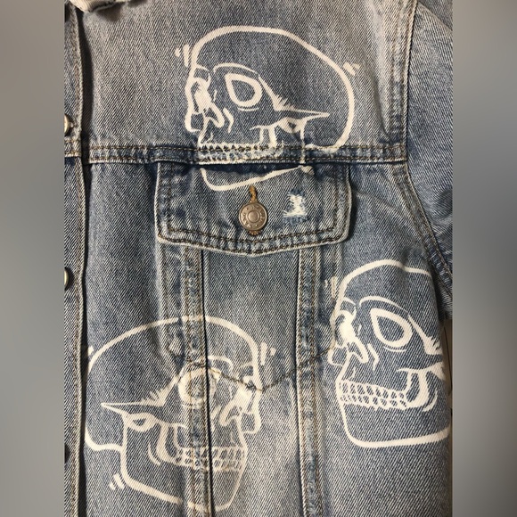 AZALEA WANG SKULL DISTRESSED DENIM JACKET SIZE: LARGE - Picture 7 of 8
